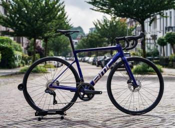 BMC Teammachine SLR Three (ERE ACTIE), SPARKLING BLUE / BRUSHED ALLOY